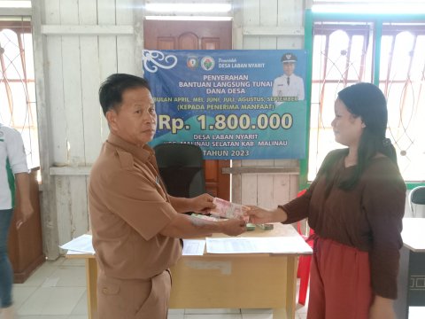 PEMBAGIAN BLT KEPADA WARGA