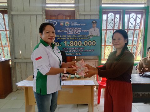 PEMBAGIAN BLT KEPADA WARGA