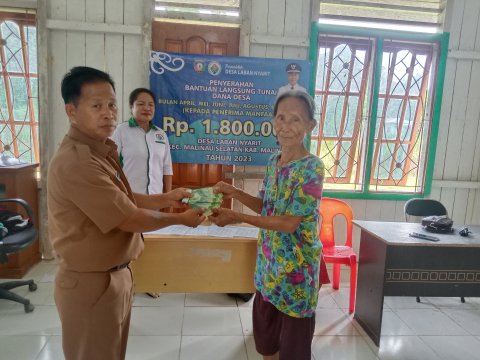 PEMBAGIAN BLT KEPADA WARGA