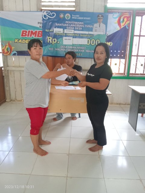 PEMBAGIAN BLT KEPADA WARGA