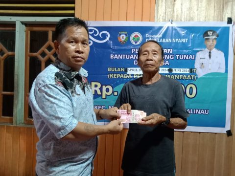 PEMBAGIAN BLT KEPADA WARGA
