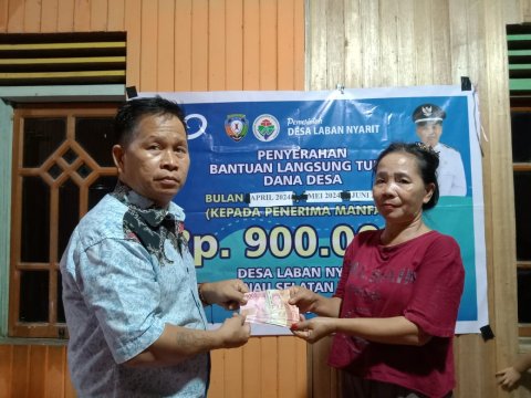 PEMBAGIAN BLT KEPADA WARGA