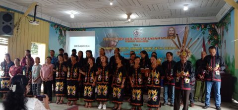 IBADAH BERSAMA SUKU PUNAN DAN MERAP