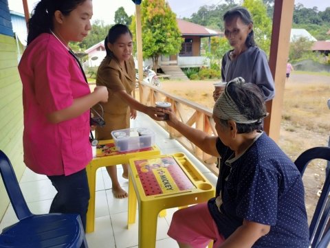 PEMBERIAN MAKAN TAMBAHAN DAN PENGECEKAN KESEHATAN 