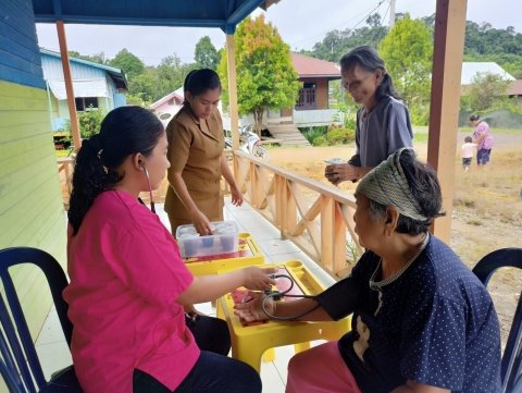 PEMBERIAN MAKAN TAMBAHAN DAN PENGECEKAN KESEHATAN 